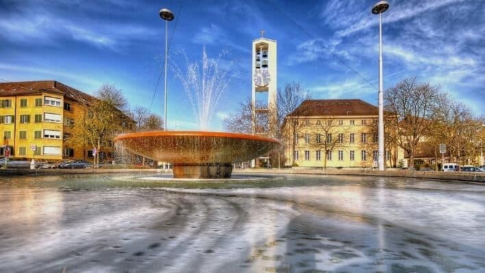 Brunnen am Bullingerplatz mit Bullingerkirche im Hintergrund